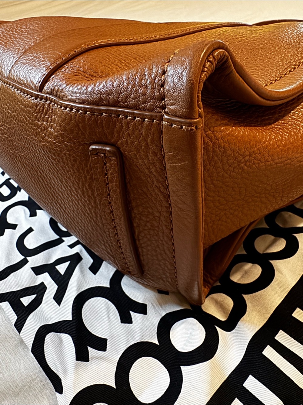 Marc Jacobs The Leather Large Tote Bag (Color: argan oil) - Picture 4 of 13